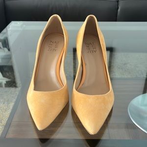 Yellow Naturalizer pumps
